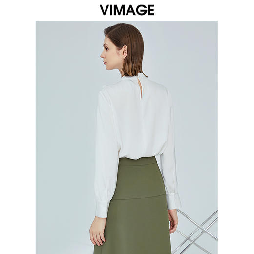 VIMAGE纬漫纪女装秋季新品气质垂坠感波浪边半高领衬衫上衣V1213808 商品图3
