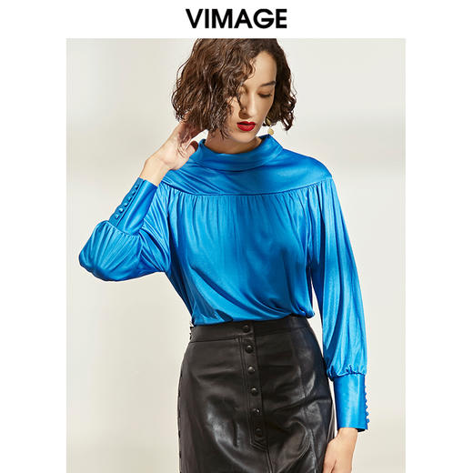 VIMAGE纬漫纪女装秋新气质小众褶皱缎面半高领纽扣装饰衬衫V1213810 商品图1