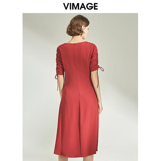 VIMAGE纬漫纪女装夏季抽褶气质优雅V领复古红色连衣裙长V1107751 商品图2