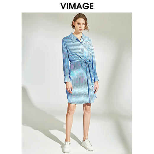 VIMAGE纬漫纪女装秋干练时尚职业条纹系带显瘦中款连衣裙V1207839 商品图1