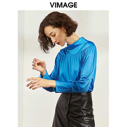 VIMAGE纬漫纪女装秋新气质小众褶皱缎面半高领纽扣装饰衬衫V1213810 商品图3