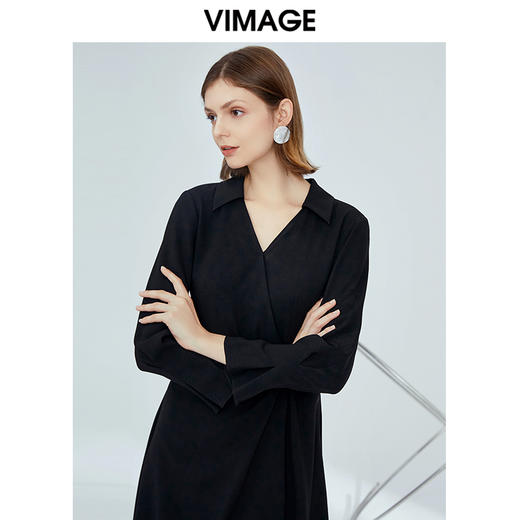VIMAGE纬漫纪女装秋新品知性成熟干练V领翻领褶皱收腰连衣裙V1207822 商品图2
