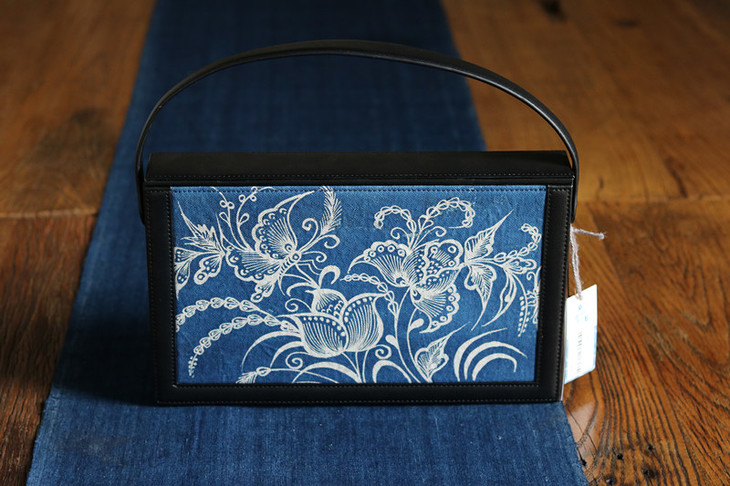 国家级蜡染大师杨芳老师的作品蜡染盒子包大号