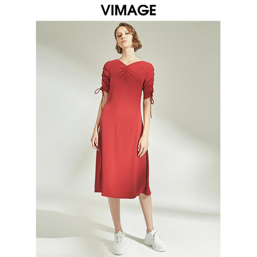 VIMAGE纬漫纪女装夏季抽褶气质优雅V领复古红色连衣裙长V1107751 商品图0