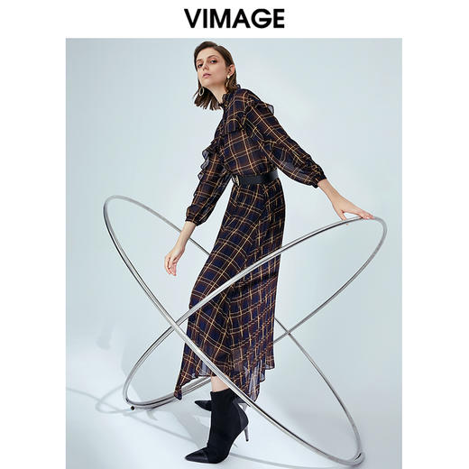 VIMAGE纬漫纪女装秋季英伦风高腰不规则中长款a字格纹半身裙V1206806 商品图0