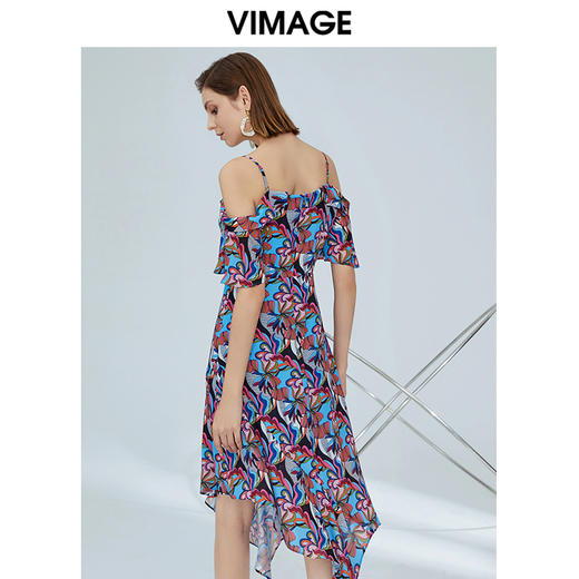 VIMAGE纬漫纪女装夏季度假风不规则裙摆雪纺吊带印花裙薄V1107765 商品图2