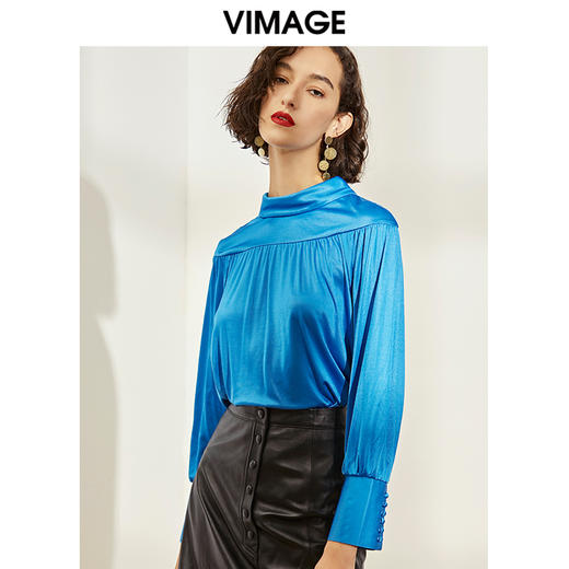 VIMAGE纬漫纪女装秋新气质小众褶皱缎面半高领纽扣装饰衬衫V1213810 商品图2