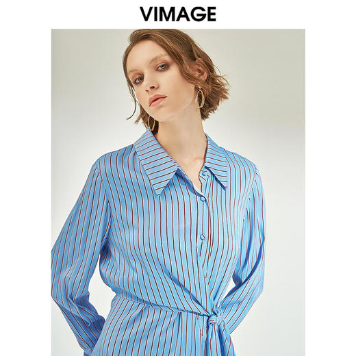 VIMAGE纬漫纪女装秋干练时尚职业条纹系带显瘦中款连衣裙V1207839 商品图2