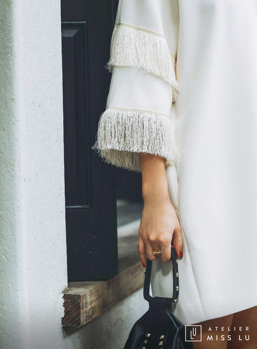 AtelierMissLu / Eileen-珍珠白袖口流苏V领连身裙 商品图8