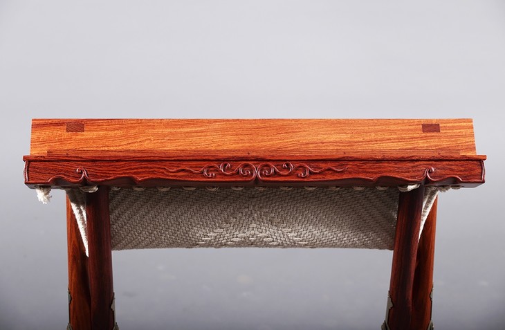 白酸枝雕卷草纹有踏床交杌