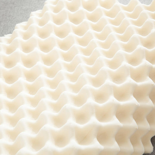 京东京造 泰国天然乳胶枕头 93%天然乳胶颗粒按摩-标准高度款  泰国直采枕芯 商品图1