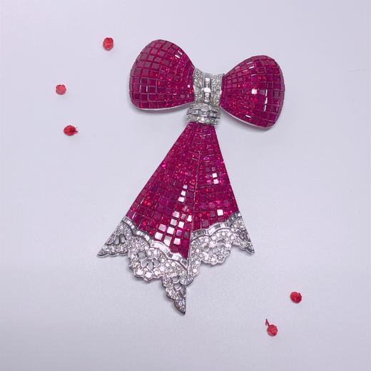 「蝴蝶结」隐形镶嵌红宝石钻石胸针 - ella bee 珠宝工作室