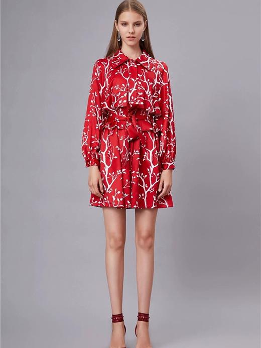 红底白树枝原创印花风衣式连衣裙 商品图1