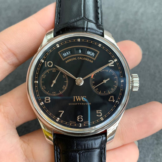 新品隆重登場—iwc 萬國葡萄牙系列年曆腕錶,集時分針,日期,星期,月份