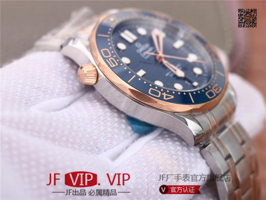 VS新海马300M间玫金蓝面，12点位外圈口带有贵金属印记：AU750 、狗头标 、天平秤 、logo，直径42mm自动8800机芯，黑摆轮陶瓷面盘，陶瓷表圈，男士腕表，精钢表带，自动机械机芯，透底。 商品图5