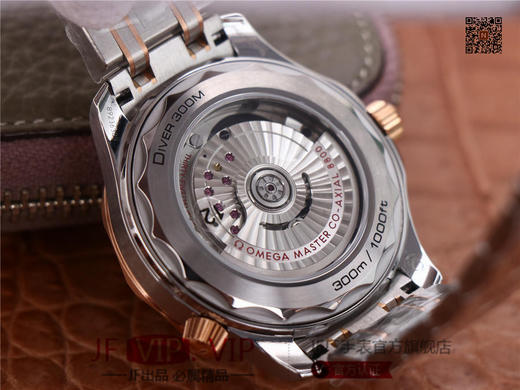 VS新海马300M间玫金蓝面，12点位外圈口带有贵金属印记：AU750 、狗头标 、天平秤 、logo，直径42mm自动8800机芯，黑摆轮陶瓷面盘，陶瓷表圈，男士腕表，精钢表带，自动机械机芯，透底。 商品图6