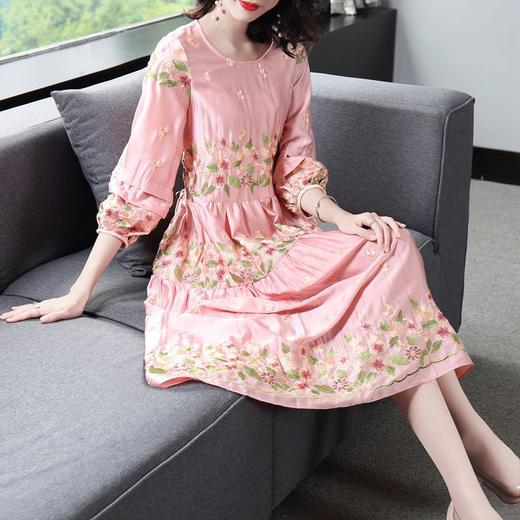 DES-2au194504秋冬新款时尚优雅沙滩裙圆领灯笼袖绣花修身气质连衣裙 商品图1