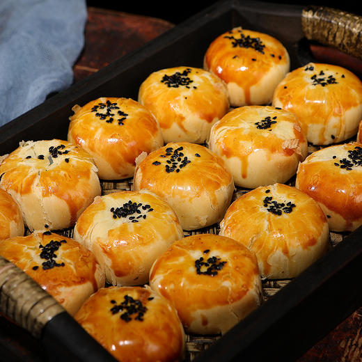 【轩妈蛋黄酥】55克x4个/盒，经典红豆馅，醇香可口，甜而不腻，营养健康 商品图2