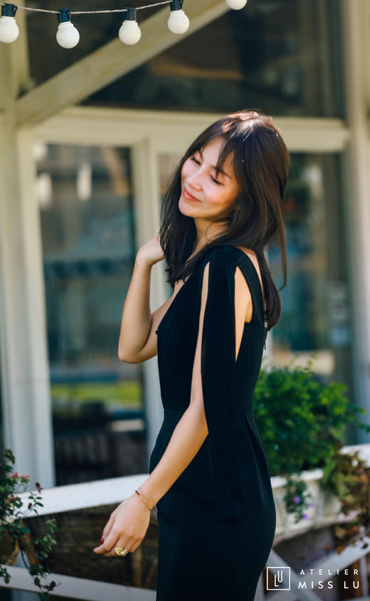 AtelierMissLu / Sinead-黑色单肩风琴褶飘带连身裙 商品图8