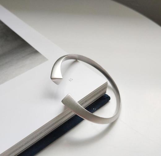 【首饰】S925纯银简约扭曲 开口三棱柱磨砂手镯 商品图1