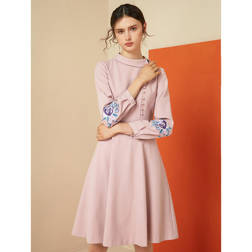 EITIE爱特爱女装秋季新品绣花半高领纽扣装饰收腰显瘦连衣裙D1907301 商品图2