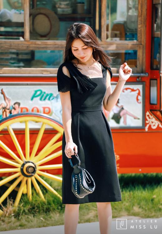 AtelierMissLu / Debbie-黑色吊带风琴褶装饰连身裙 商品图1