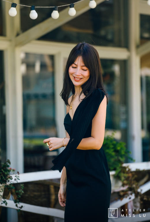 AtelierMissLu / Sinead-黑色单肩风琴褶飘带连身裙 商品图3