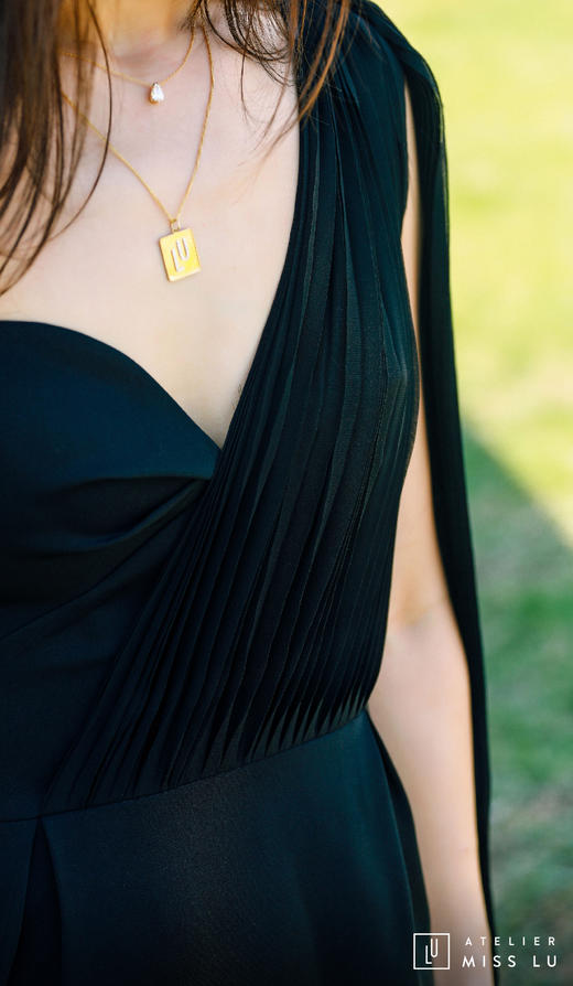 AtelierMissLu / Sinead-黑色单肩风琴褶飘带连身裙 商品图4