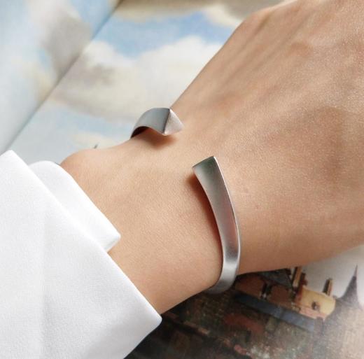 【首饰】S925纯银简约扭曲 开口三棱柱磨砂手镯 商品图0