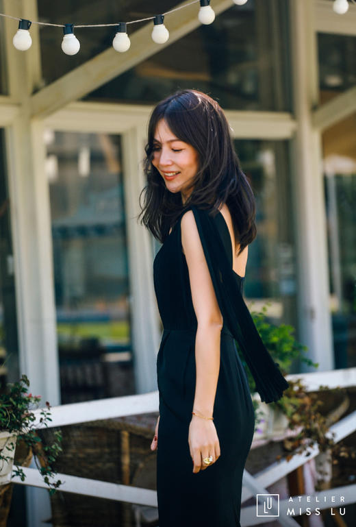 AtelierMissLu / Sinead-黑色单肩风琴褶飘带连身裙 商品图6