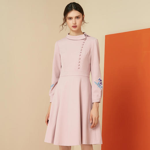 EITIE爱特爱女装秋季新品绣花半高领纽扣装饰收腰显瘦连衣裙D1907301 商品图5