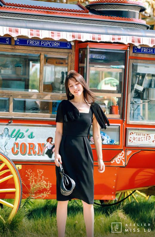 AtelierMissLu / Debbie-黑色吊带风琴褶装饰连身裙 商品图4