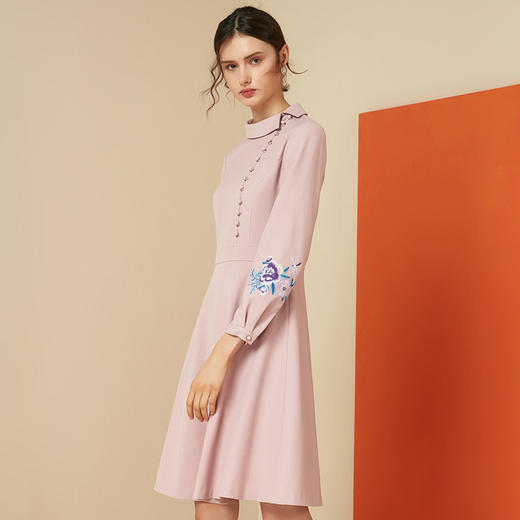 EITIE爱特爱女装秋季新品绣花半高领纽扣装饰收腰显瘦连衣裙D1907301 商品图3