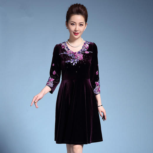 MY-5910新款中老年纯色大摆绣花复古丝绒连衣裙 商品图2