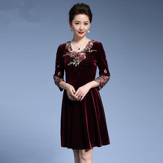 MY-5910新款中老年纯色大摆绣花复古丝绒连衣裙 商品图0