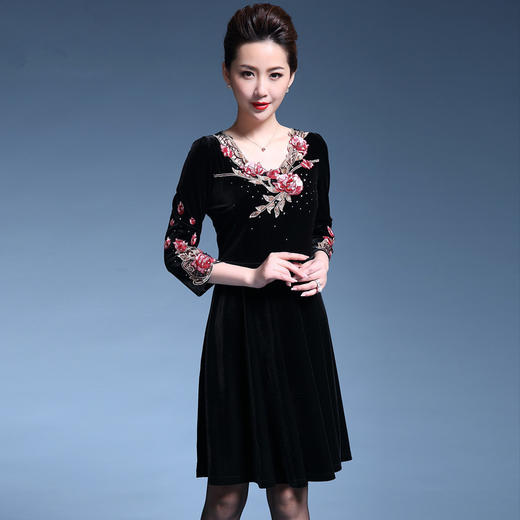 MY-5910新款中老年纯色大摆绣花复古丝绒连衣裙 商品图1