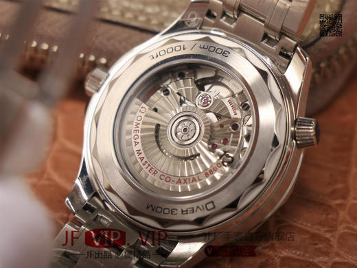 VS新品，新海马300m熊猫色 白陶瓷表盘，真实实拍图。VS欧米海马，卖家、买家都不用担心打脸的版本。男士腕表，精钢表带，自动机械机芯，透底。 商品图6