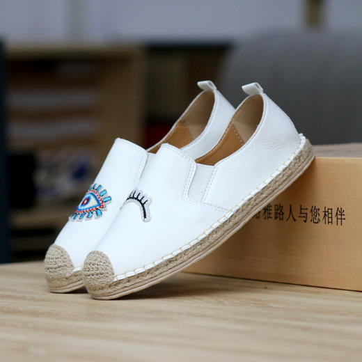 【买麻鞋，雅路人】防脚臭，春夏款手工千层底亚麻底女鞋刺绣皮面小白鞋PD-09眼睛千层底 商品图0