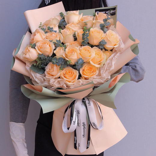 优雅的你33朵香槟玫瑰尤加利叶点缀