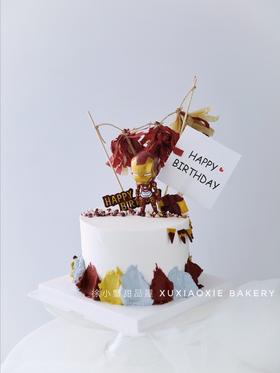 ins风系列：钢铁侠蛋糕|
4层戚风胚，3层火芒夹心。