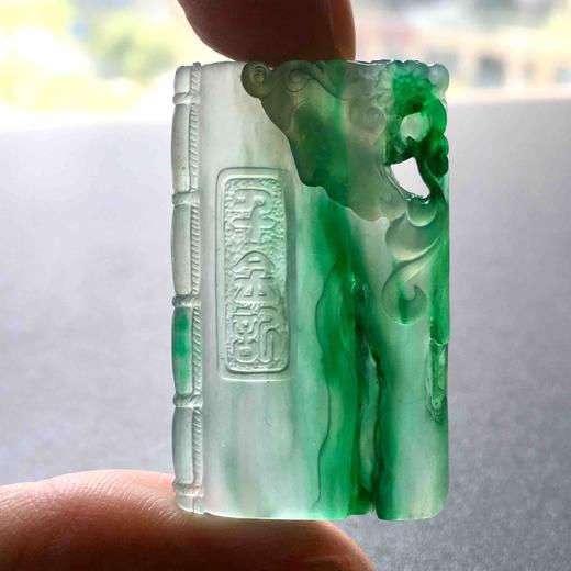 高冰种阳绿翡翠戏曲雕牌 商品图11