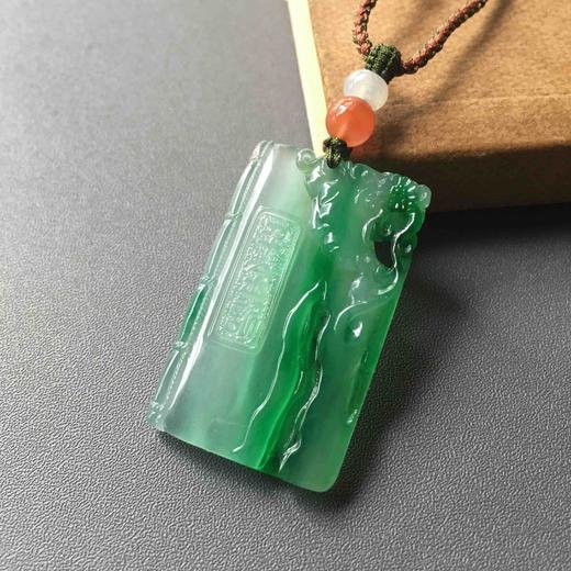 高冰种阳绿翡翠戏曲雕牌 商品图2