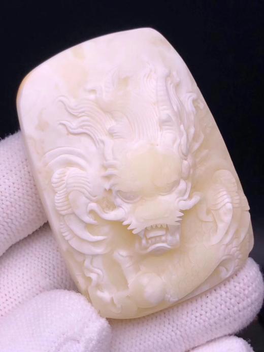 天然白蜡龙牌吊坠,大师精工雕刻,雕刻精细,天然全品,蜡质浓郁,颜色