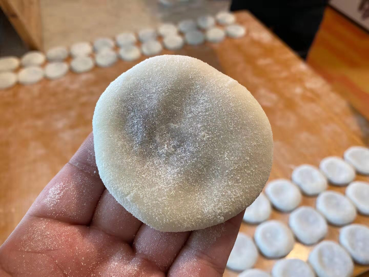 建德三都麻糍把红豆沙芝麻等馅料包在麻糍里一口咬下去香甜软糯齿唇