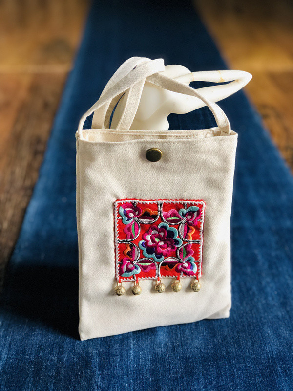 是采用的彝族的绣法.(退换货原则:无质量问题,不予退货.