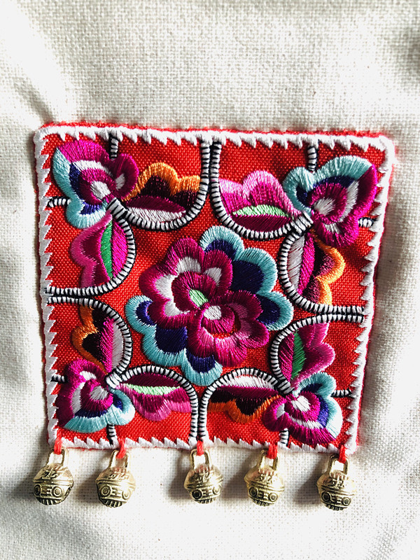 来自云南绣娘的作品纯手工彝绣单肩包