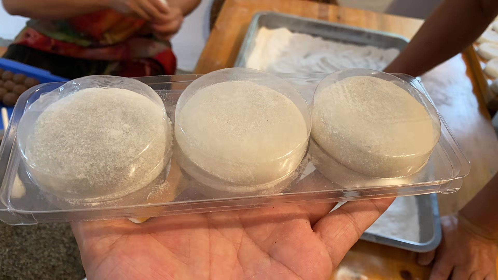 建德三都麻糍把红豆沙芝麻等馅料包在麻糍里一口咬下去香甜软糯齿唇