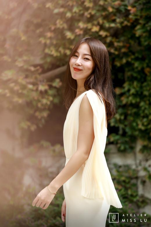 AtelierMissLu / Sinead-白色单肩风琴褶飘带连身裙 商品图4