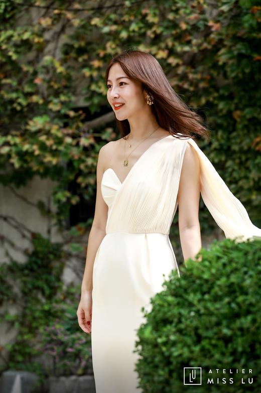 AtelierMissLu / Sinead-白色单肩风琴褶飘带连身裙 商品图0