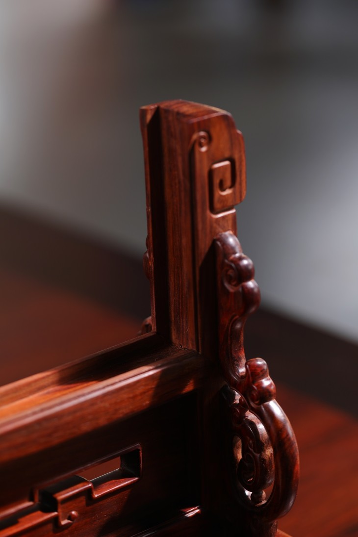 大红酸枝嵌粉彩瓷板画插屏